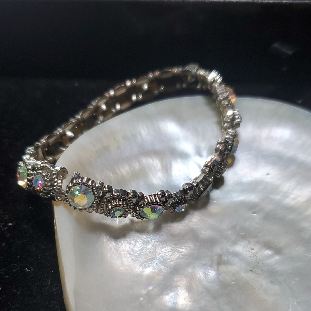 Elegant Silver Bracelet with Iridescent Accents Stretch